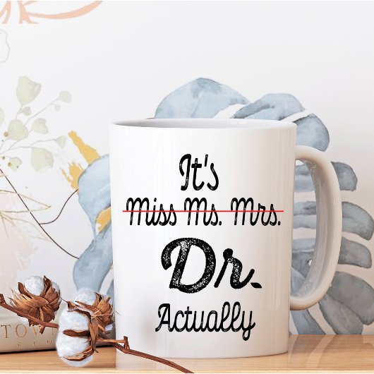 Het is Miss Mrs Dr. Eigenlijk Phd Afstuderen Docto Tweekleurige Koffiemok