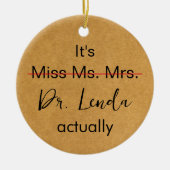Het is Miss Mrs Dr. Eigenlijk Phd Afstuderen. Keramisch Ornament (Voorkant)