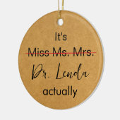 Het is Miss Mrs Dr. Eigenlijk Phd Afstuderen. Keramisch Ornament (Links)