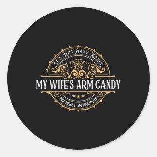  Het Is Niet Gemakkelijk Mijn Vrouw Te Zijn; S Arm Ronde Sticker