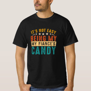 Het is niet makkelijk om mijn verloofde's arm Snoe T-shirt