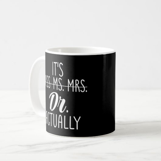 Het is niet Miss Mrs Mrs. Het is Dr. Koffiemok (Voorkant links)