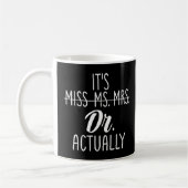 Het is niet Miss Mrs Mrs. Het is Dr. Koffiemok (Links)