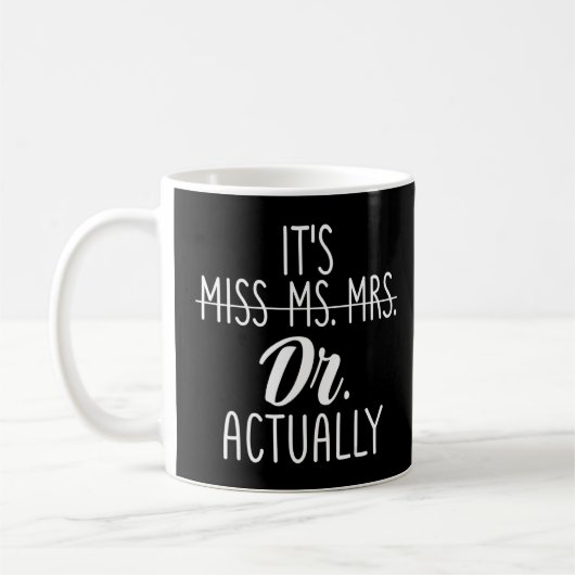 Het is niet Miss Mrs Mrs. Het is Dr. Koffiemok (Links)