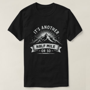 Het is nog een halve mijl of zo berg wandelen cade t-shirt
