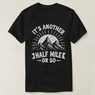 Het is nog een halve mijl of zo berg wandelen cade t-shirt