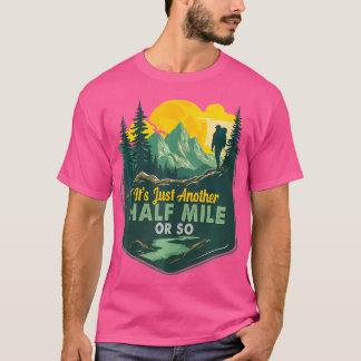 Het is nog maar een halve mijl of zo wandelen camp t-shirt