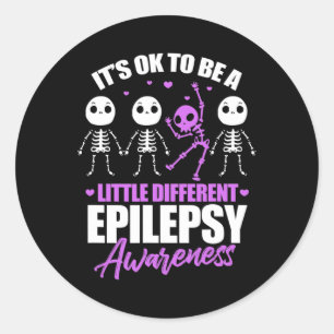 Het is oké om een beetje ander bewustzijn te zijn  ronde sticker