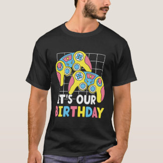 Het is onze tweeling die feest viert t-shirt