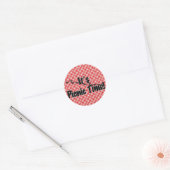 Het is Picnic Time. Rood Gecontroleerde tafelkledi Ronde Sticker (Envelop)