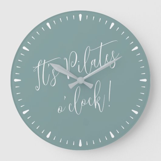 Het is Pilates O' Clock Fun Green Script Wall Cloc Grote Klok (Voorkant)