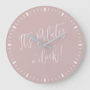 Het is Pilates O' Clock Fun Pink Script Wall Clock Grote Klok