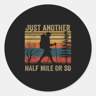 Het is slechts een halve kilometer of zo wandelen  ronde sticker