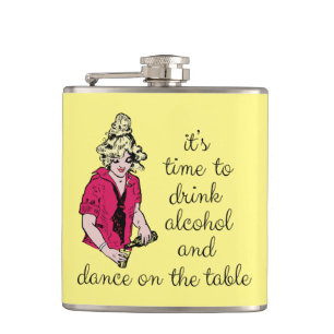 Het is tijd om alcohol te drinken en op tafel te d heupfles