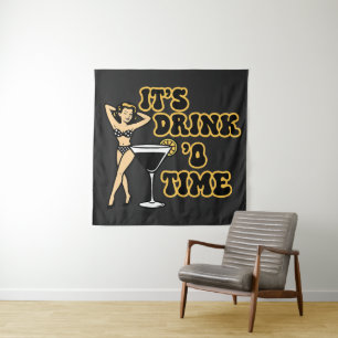 Het is tijd om te drinken! Pin-Up-dame naast een g Wandkleed