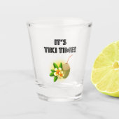 Het is Tiki Time. Tropical Island Tiki Bar Shot Glas (Voorkant)