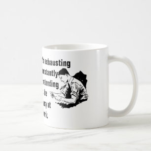 Het is uitputtend constant te doen alsof je bezig koffiemok