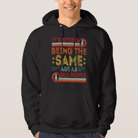Het is vreemd dat het dezelfde leeftijd heeft als  hoodie (Voorkant)