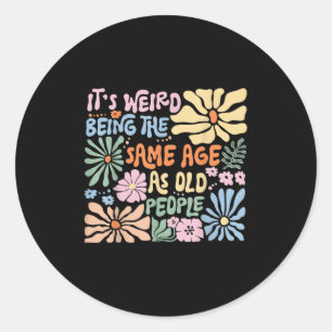 Het is vreemd dat het dezelfde leeftijd heeft als ronde sticker