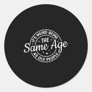 Het is vreemd dat het dezelfde leeftijd heeft als  ronde sticker