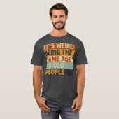 Het is vreemd dat het dezelfde leeftijd heeft als t-shirt (Voorkant volledig)