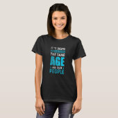 Het is vreemd dat het dezelfde leeftijd heeft als t-shirt (Voorkant volledig)