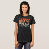 Het is vreemd dat het dezelfde leeftijd heeft als t-shirt (Voorkant volledig)