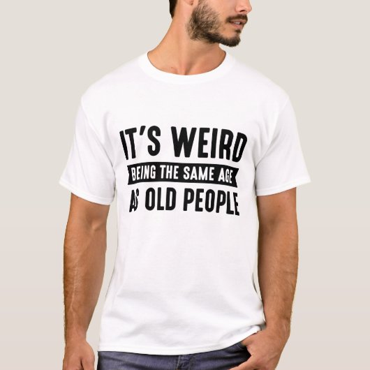Het is vreemd dat het dezelfde leeftijd heeft als  t-shirt (Voorkant)