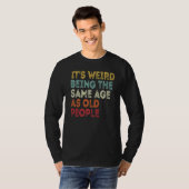 Het is vreemd dat het dezelfde leeftijd heeft als t-shirt (Voorkant volledig)