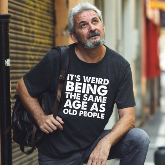 Het is vreemd dat het dezelfde leeftijd heeft als  t-shirt