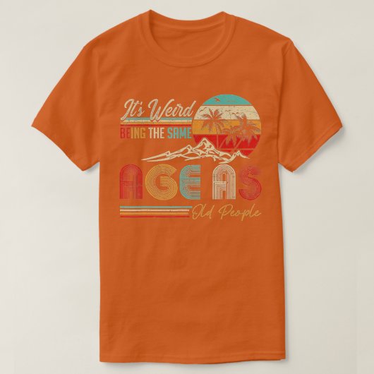 Het is vreemd dat het dezelfde leeftijd heeft als t-shirt (Design voorkant)