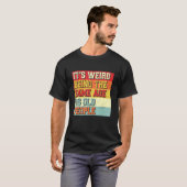 Het is vreemd dat het dezelfde leeftijd heeft als t-shirt (Voorkant volledig)