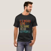 Het is vreemd dat het dezelfde leeftijd heeft als t-shirt (Voorkant volledig)
