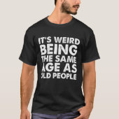 Het is vreemd dat het dezelfde leeftijd heeft als  t-shirt (Voorkant)