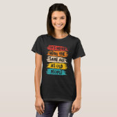 Het is vreemd dat het dezelfde leeftijd heeft als t-shirt (Voorkant volledig)