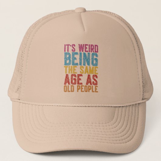 Het is vreemd dat het dezelfde leeftijd heeft als  trucker pet (Voorkant)