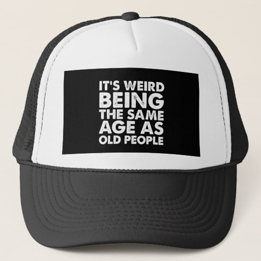 Het is vreemd dat het dezelfde leeftijd heeft als  trucker pet (Voorkant)
