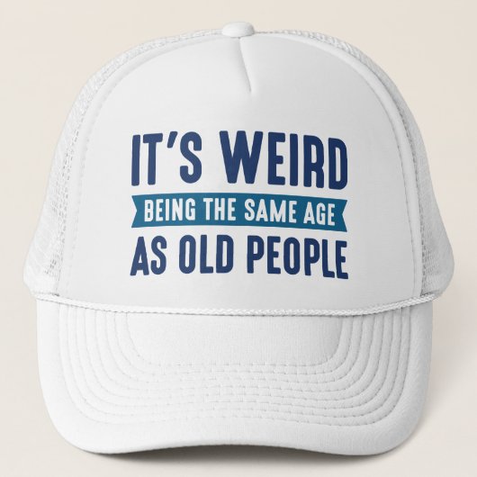 Het is vreemd dat het dezelfde leeftijd heeft als  trucker pet (Voorkant)