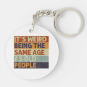 Het is vreemd om dezelfde leeftijd te hebben als o sleutelhanger (Achterkant)