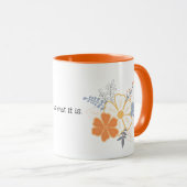 Het is wat het is. Mok Oranje grijze bloemen (Voorkant rechts)