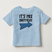 HET IS ZIJN VERJAARDAG MET PIJL WIJZEND LINKS KINDER SHIRTS (Voorkant)