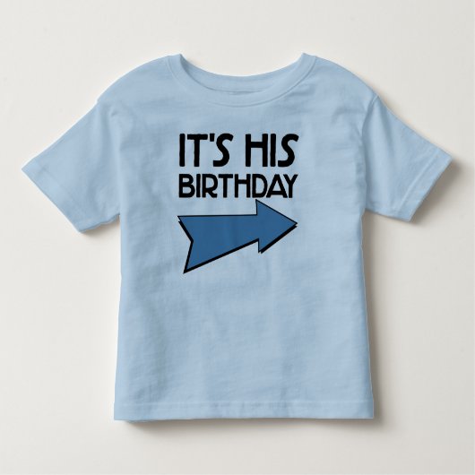HET IS ZIJN VERJAARDAG MET PIJL WIJZEND LINKS KINDER SHIRTS (Voorkant)