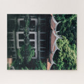 Het kasteel van de Japanse keizer in de groene bos Legpuzzel (Horizontaal)