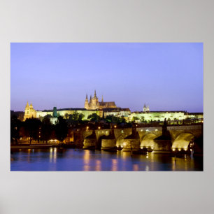 Het kasteel van Praag en de Charles Bridge in Dusk Poster