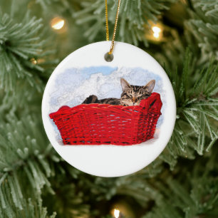 Het Katje van de slaap in Heldere Rode Mand Keramisch Ornament