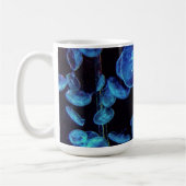 Het kijken door de kwallen koffiemok (Links)