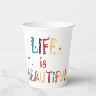 het kleurrijke tekstleven is mooi en de sterren zi papieren bekers