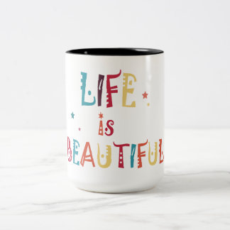 het kleurrijke tekstleven is mooi en de sterren zi tweekleurige koffiemok