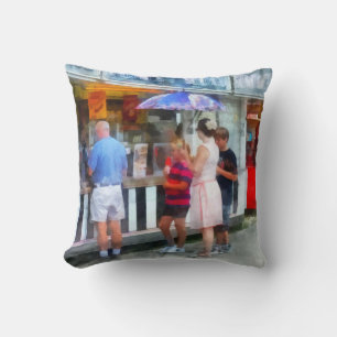 Het kopen van ijs op de kermis kussen