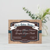 Het krijgen van Hitched Burlap Rustic Wedding Uitn Kaart (Staand voorkant)
